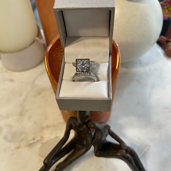 *NEW* WHITE GOLD PLATED SIMULATED DIAMONDS RING - Picture 3 of 4